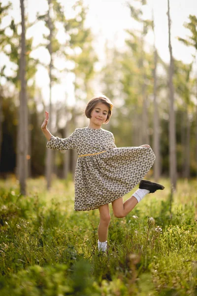 Bambina nel campo della natura indossa un bel vestito — Foto Stock