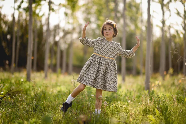 Dziewczynka w natura pole sobie piękna sukienka — Zdjęcie stockowe