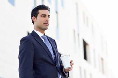 Kahve içmek işadamı take away Kupası ile gitmek