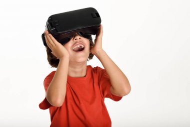 VR gözlük arıyorum ve elleriyle işaret küçük kız.