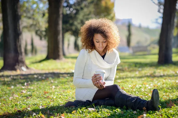 Joven chica afroamericana con peinado afro con taza de café —  Fotos de Stock