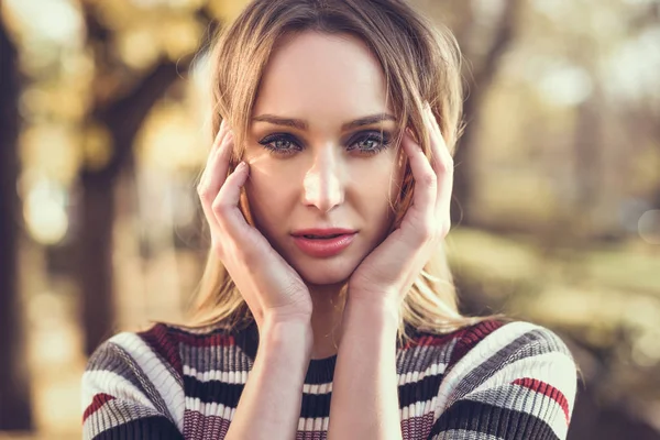 Närbild porträtt av ung blond kvinna med blå ögon — Stockfoto
