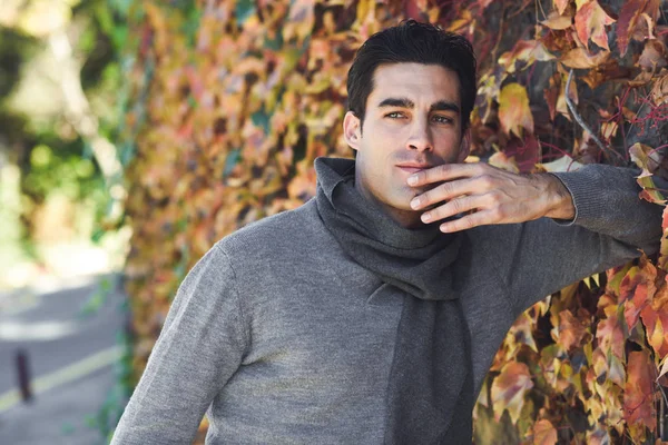 Hombre guapo con ropa de invierno en fondo de madera . —  Fotos de Stock