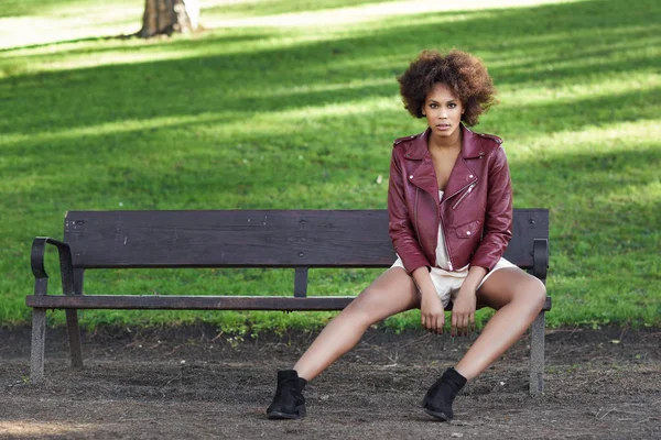 Joven mujer negra con peinado afro de pie en el fondo urbano — Foto de Stock