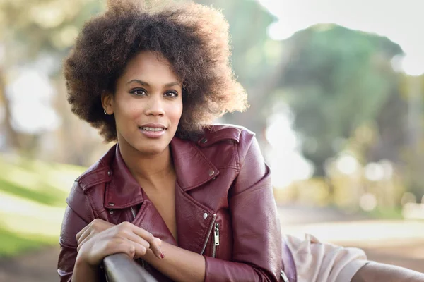 Kentsel backgrou afro saç modeli ayakta olan siyah kadın