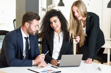 Modern bir o toplantı üç iş adamları çok etnik gruptan oluşan grup