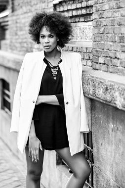 Kentsel backgrou afro saç modeli ayakta olan siyah kadın