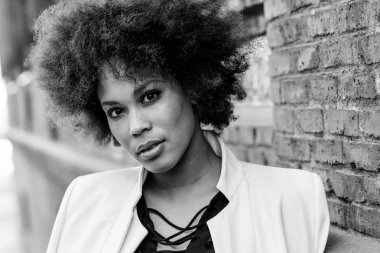 Kentsel backgrou afro saç modeli ayakta olan siyah kadın