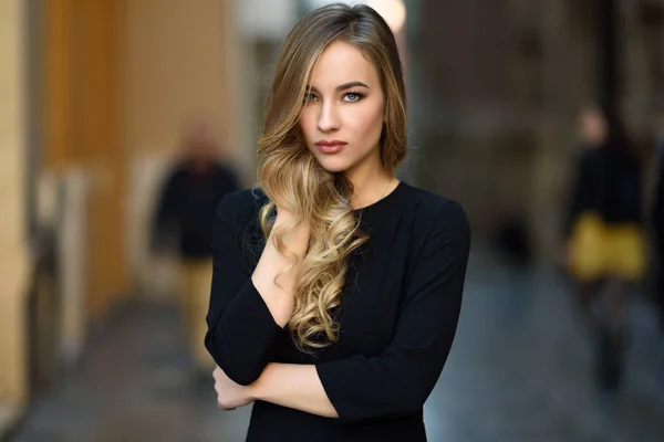 Mulher russa loira bonita em fundo urbano — Fotografia de Stock
