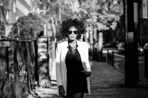 Joven mujer negra con peinado afro con gafas de sol aviador —  Fotos de Stock
