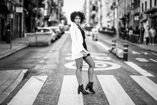 Jeune femme noire avec afro coiffure debout dans backgrou urbain — Photo