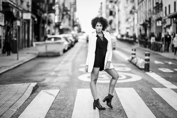 年轻黑人黑人发型站在城市的传统文化背景的女人 — 图库照片