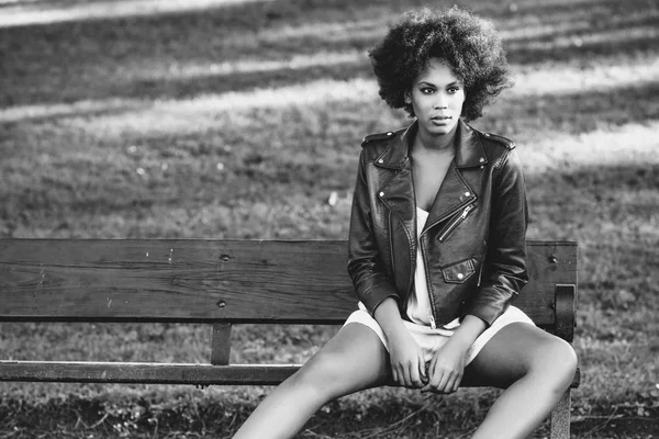 Giovane donna nera con acconciatura afro in piedi in backgrou urbano — Foto Stock