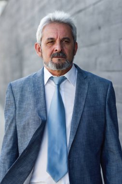 Modern ofis bu dışında silah ile üst düzey iş adamı geçti