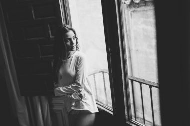 Kadın bir pencere poz pijama ve beyaz külot