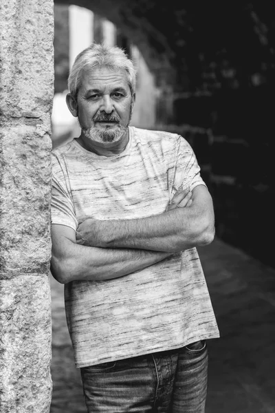 Mature man with white hair in urban background — Stock Photo, Image