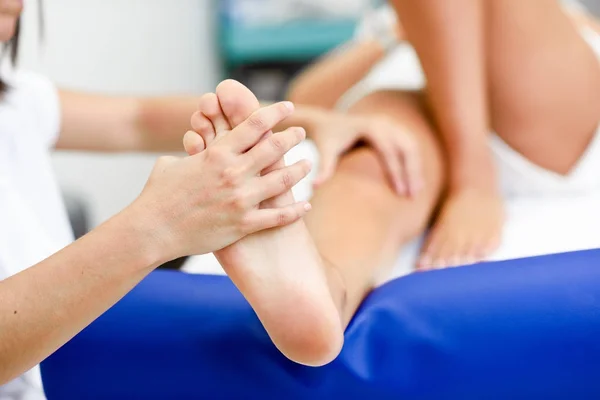 Masaje médico al pie en un centro de fisioterapia . — Foto de Stock