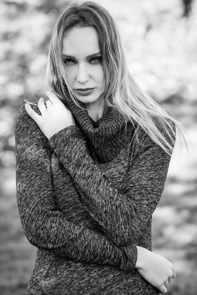 Young blonde woman standing in a park with autumn colors — Stock Photo, Image