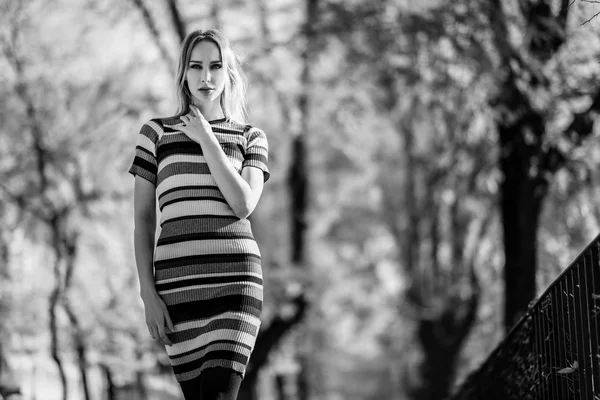 Jonge blonde vrouw lopen in de straat — Stockfoto