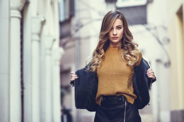 Güzel sarışın Rus kadın kentsel arka planda