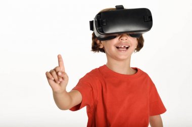 VR gözlük arıyorum ve elleriyle işaret küçük kız.
