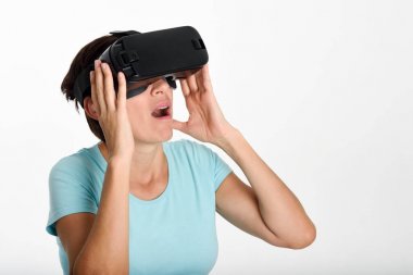 VR gözlük arıyorum ve elleriyle işaret kadın.