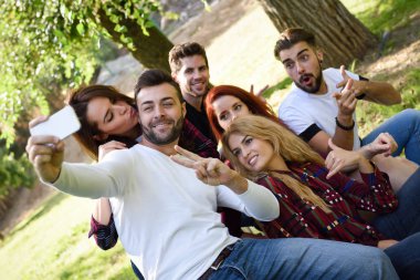 Selfie kentsel arka planda alarak arkadaş grubu