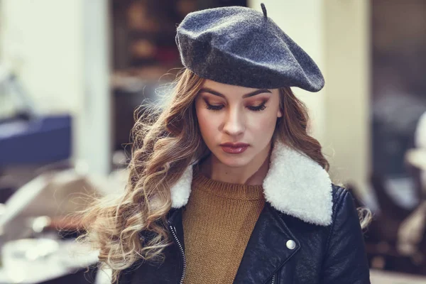 Mooie blonde Russische vrouw in de stedelijke achtergrond — Stockfoto