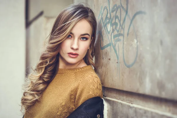 Belle femme russe blonde en fond urbain — Photo