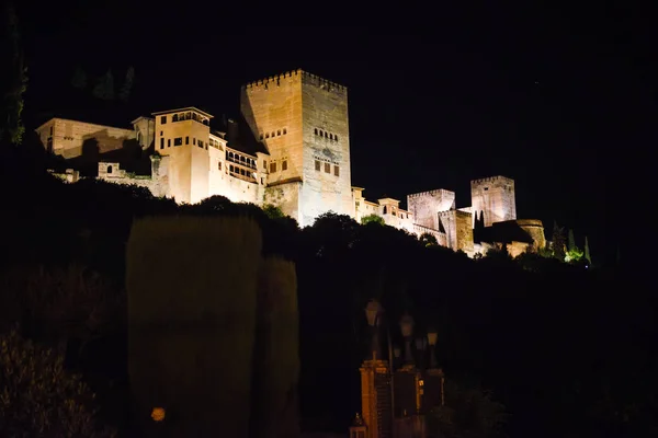 Vista nocturna del famoso palacio de la Alhambra de Granada desde Albaici — Foto de Stock