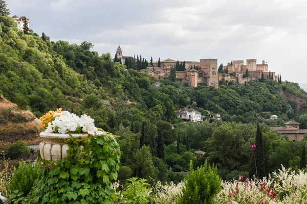 Vista del famoso palacio de la Alhambra de Granada desde Sacromonte qu —  Fotos de Stock