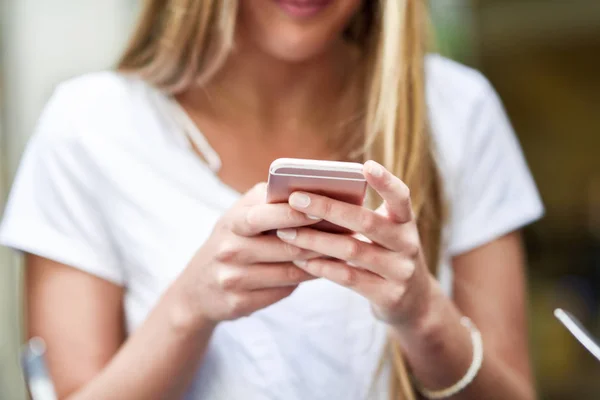 Imagen de cerca de los mensajes de texto de chica rubia joven con teléfono inteligente —  Fotos de Stock