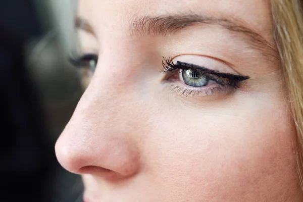 Крупный план голубого глаза молодой женщины — стоковое фото