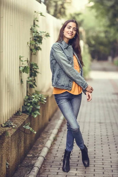 Vrouw met mooi haar het dragen van casual kleding in de stedelijke achtergrond. — Stockfoto