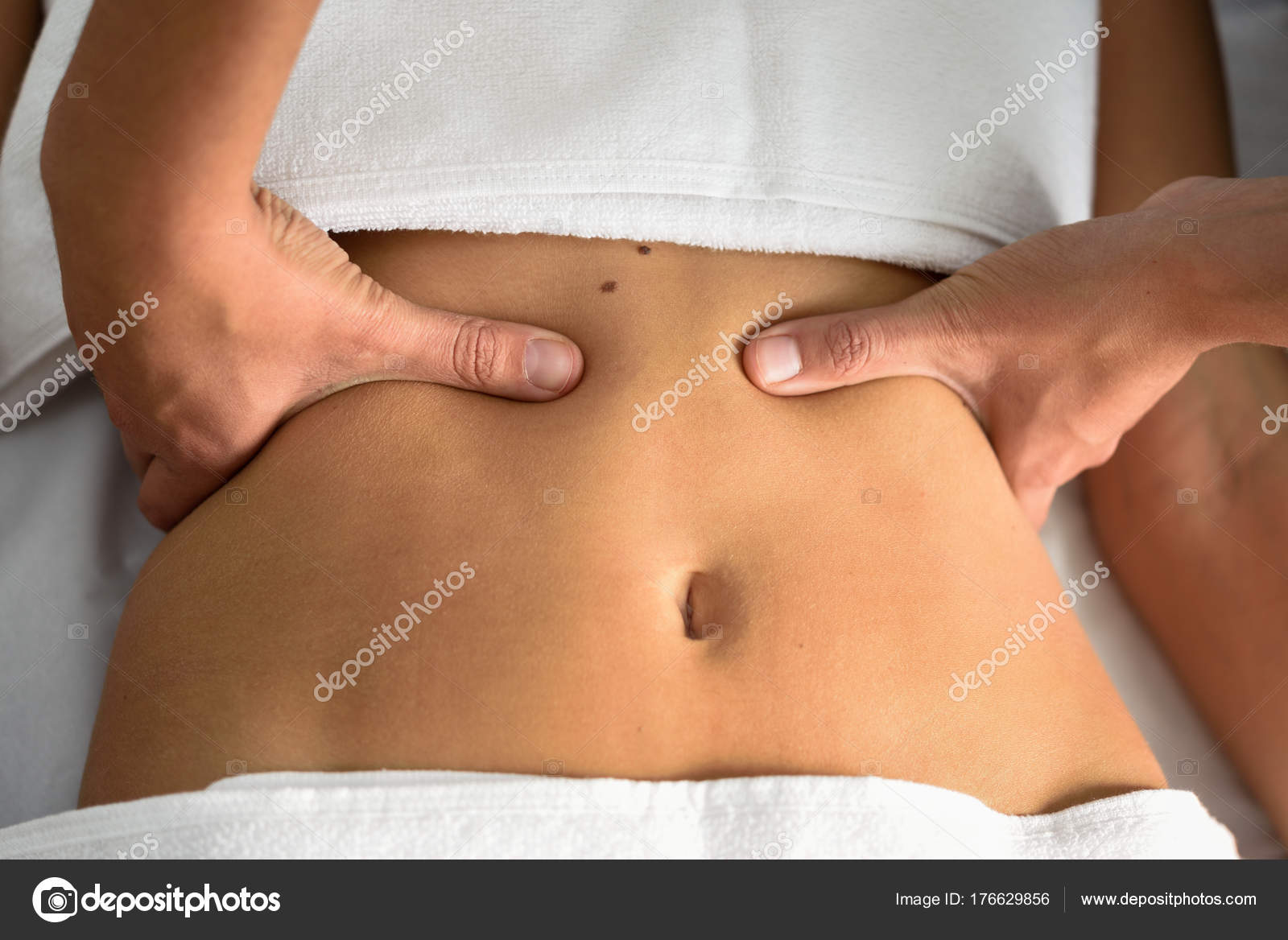 женский низ живота. девушка надавила на живот. женский пупок живота. женщина лежит на боку. девушка надавила на живот.