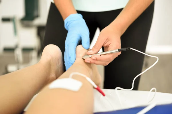 Electroacupuncture női boka tűvel száraz. — Stock Fotó