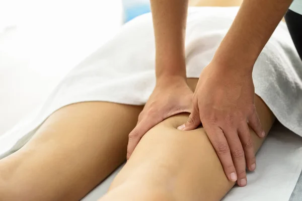 Massage médical à la jambe dans un centre de physiothérapie. — Photo