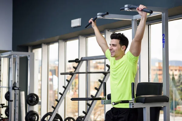 Junger fitter Mann im Sportkleidungstraining im Fitnessstudio — Stockfoto