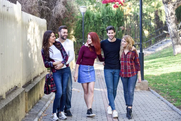 Group of young people together outdoors in urban background — Stock Photo, Image