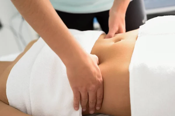 Hands massaging female abdomen.Therapist applying pressure on be — Stock Photo, Image