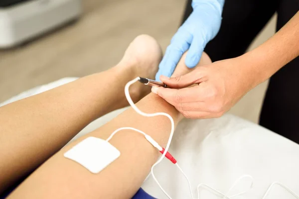 Electroacupuncture droge met naald op vrouwelijke enkel. — Stockfoto