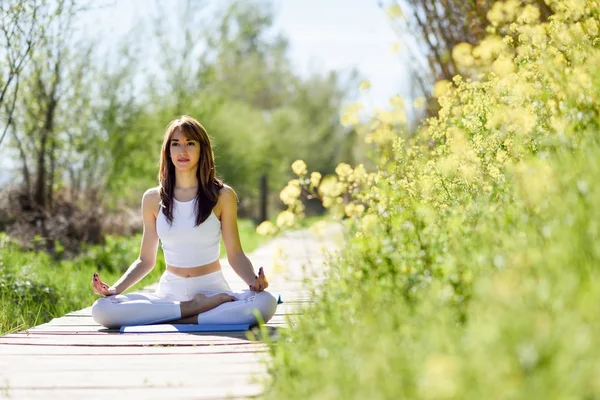 Young beautiful woman doing yoga in nature — Stock Photo, Image