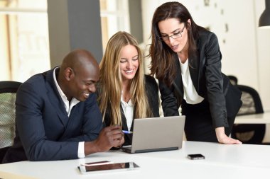 Modern bir o toplantı üç iş adamları çok etnik gruptan oluşan grup