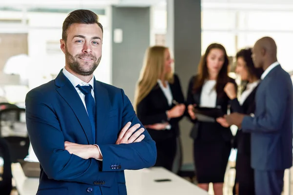 Empresário líder no escritório moderno com empresários trabalhando — Fotografia de Stock