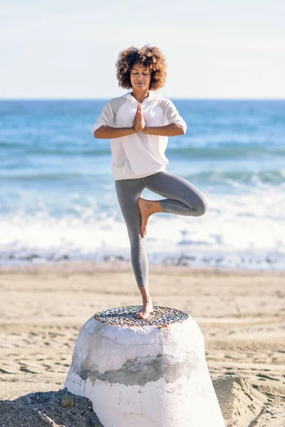 Jovem mulher negra fazendo ioga na praia . — Fotografia de Stock