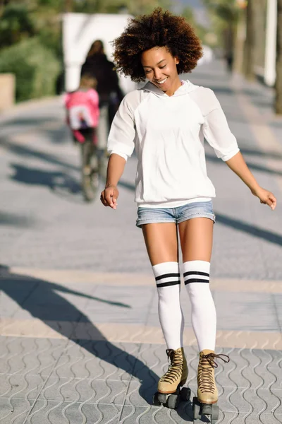 Femme noire sur patins à roulettes roller dans la promenade de la plage wi — Photo