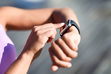 Dokunmatik ekran dokunaklı smartwatch kullanan kadın