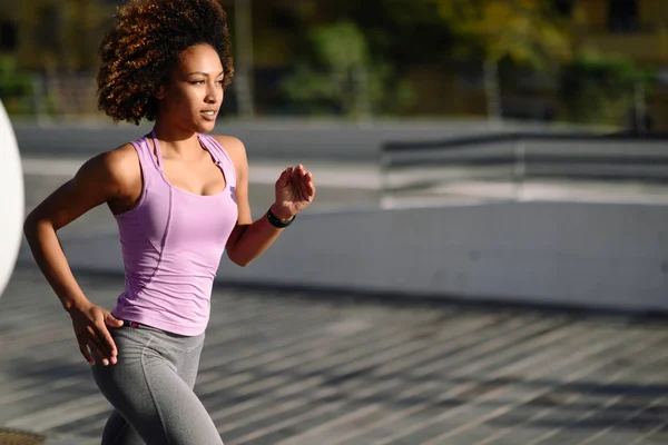 Mujer negra, peinado afro, corriendo al aire libre en carretera urbana . —  Fotos de Stock