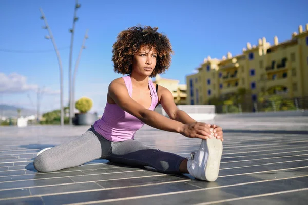 Jovem mulher negra fazendo alongamento depois de correr ao ar livre — Fotografia de Stock