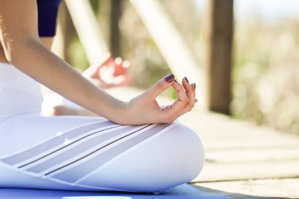 Jeune belle femme faisant du yoga dans la nature — Photo